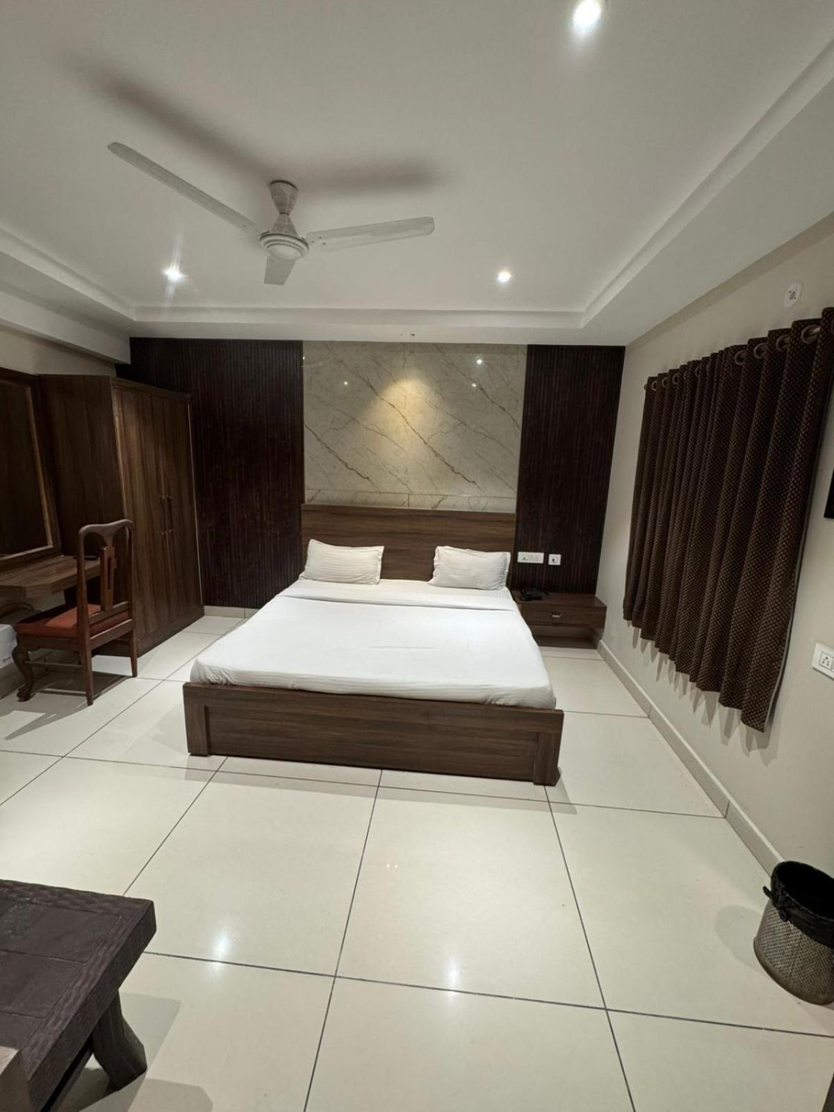 Hotel Pearl Inn Rudrapur Екстериор снимка